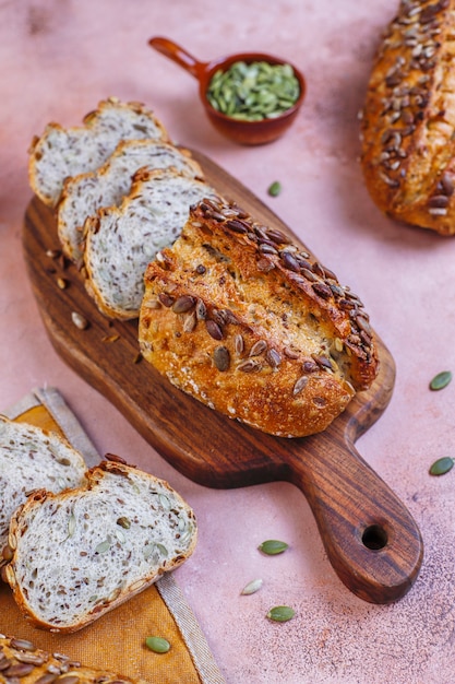 Foto gratuita pan casero con sésamo, calabaza, pipas de girasol.