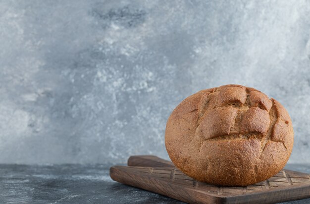 Pan de centeno casero recién cocido. Foto de alta calidad