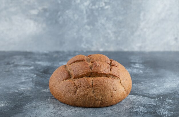 Pan de centeno y harina blanca artesanal recién horneado. Foto de alta calidad