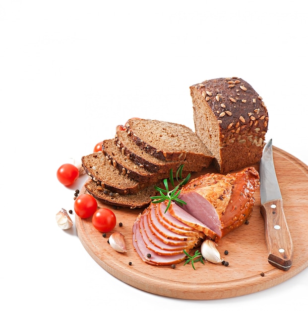 Pan de centeno con jamón y tomates cherry