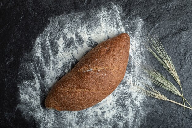 Pan de centeno recién horneado sobre fondo negro