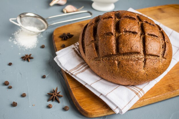 Pan de centeno en la toalla en la mesa con especias