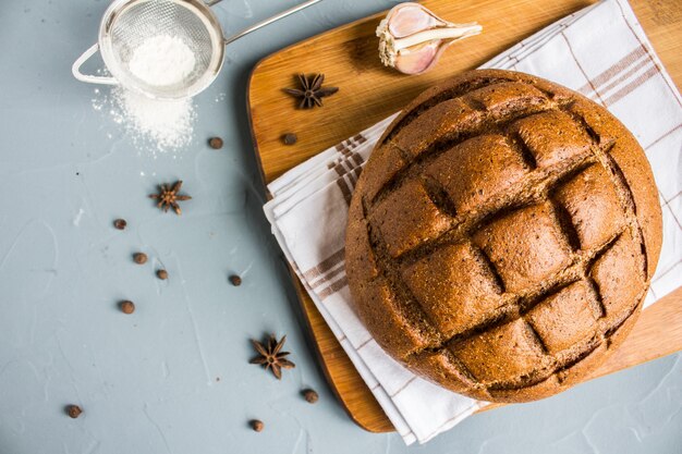 Pan de centeno en la toalla en la mesa con especias