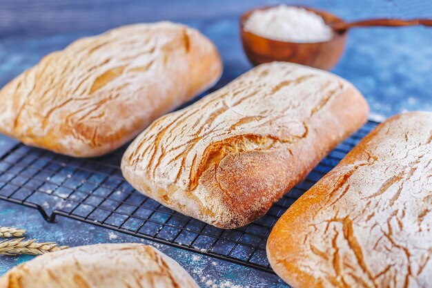 Pan de chapata italiano recién horneado.