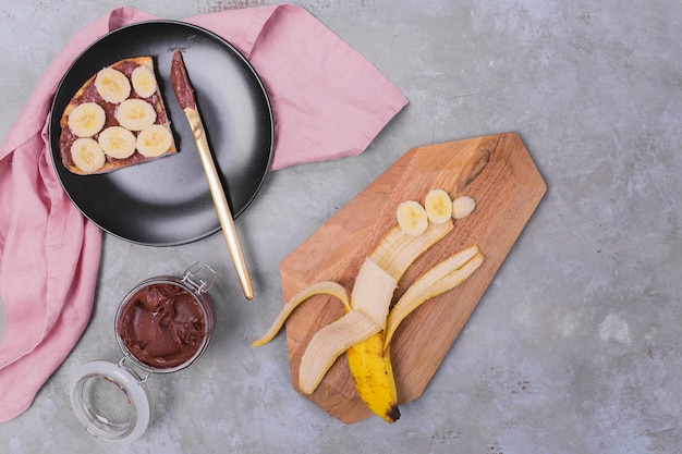 Foto gratuita pan de chocolate con vista superior de plátano