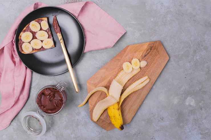 Foto gratuito pan de chocolate con vista superior de plátano