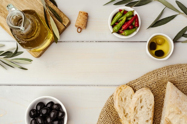Pan ciabatta italiano con aceite de oliva sobre fondo de madera
