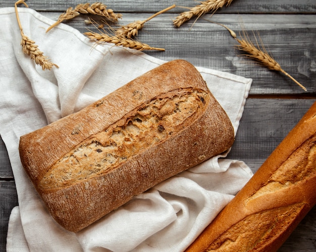 pan ciabatta con trigo en la mesa