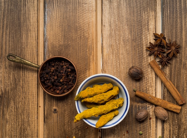 Pan de clavos cerca de especias aromáticas