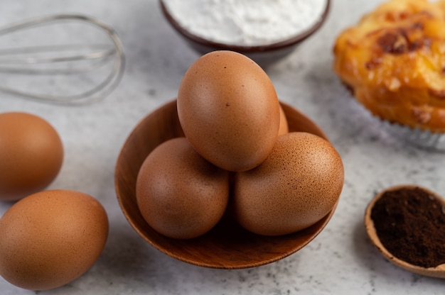 Pan cocido con ingredientes Huevos y harina de tapioca en una taza.