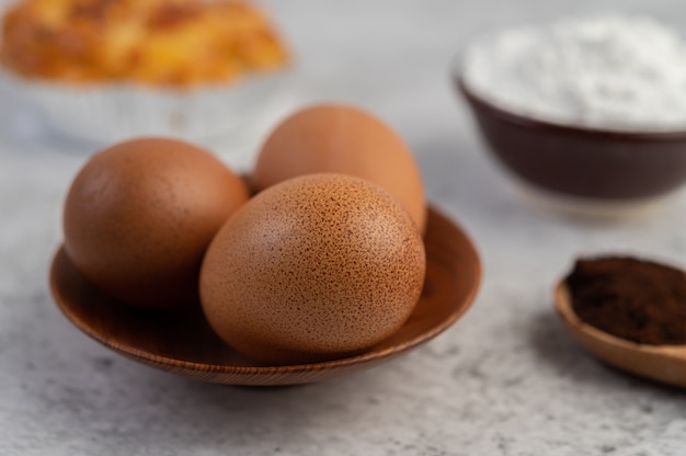 Pan cocido con ingredientes Huevos y harina de tapioca en una taza.