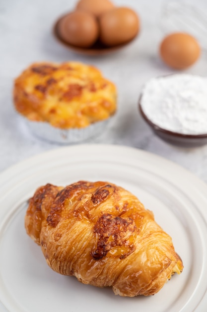 Pan cocido con ingredientes Huevos y harina de tapioca en una taza.