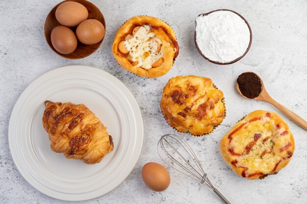 Pan cocido con ingredientes Huevos y harina de tapioca en una taza.