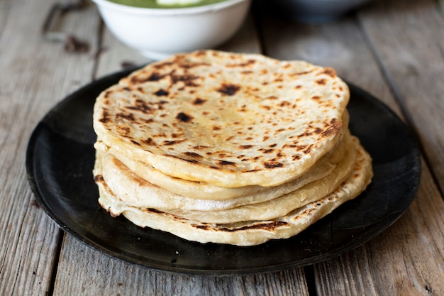 Foto gratuita pan cocinado al estilo indio.