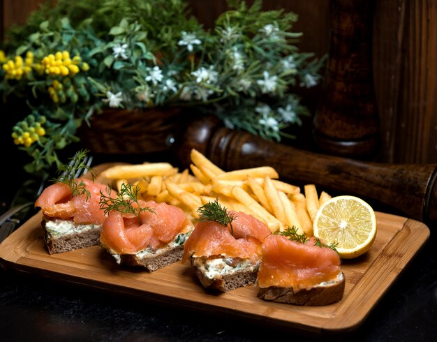 Foto gratuita pan con crema agria y salmón con papas fritas