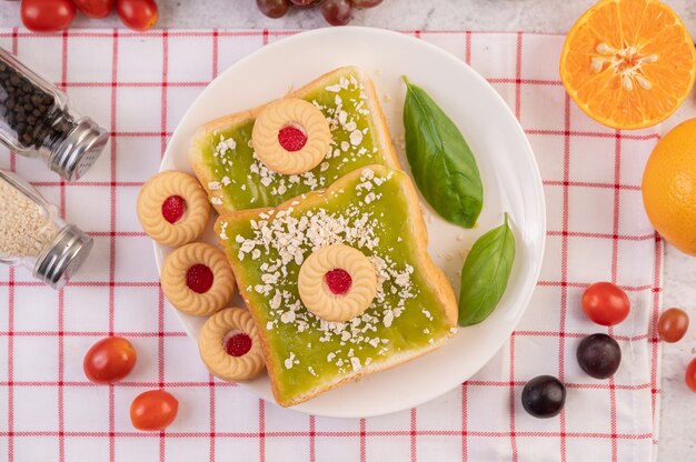 Pan cubierto con natillas pandan y relleno de postres.