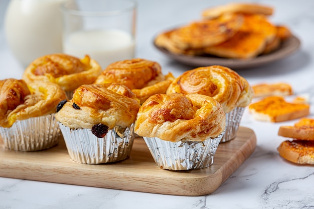 Pan danés fresco con leche y fruta, arándanos, salsa de cerezas servido con leche.