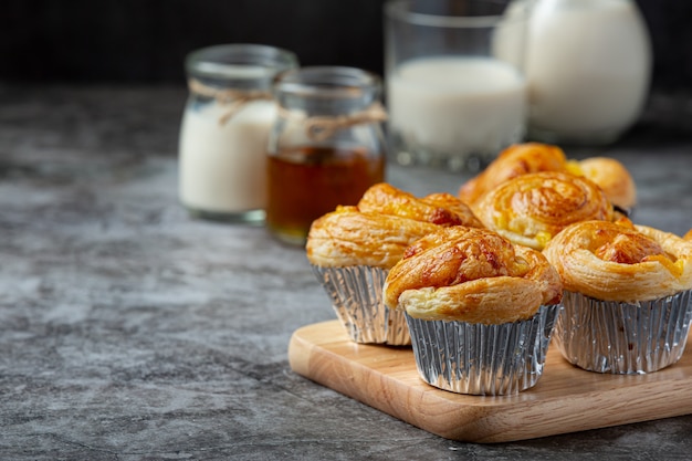 Pan danés fresco con leche y fruta, arándanos, salsa de cerezas servido con leche.