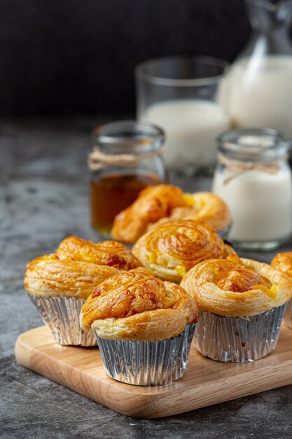 Pan danés fresco con leche y fruta, arándanos, salsa de cerezas servido con leche.