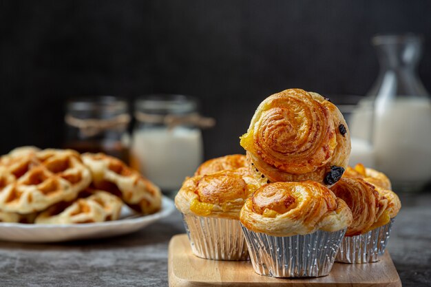 Pan danés fresco con leche y fruta, arándanos, salsa de cerezas servido con leche.