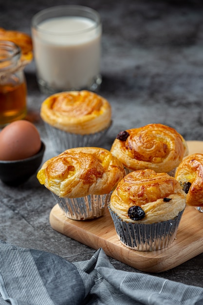 Pan danés fresco con leche y fruta, arándanos, salsa de cerezas servido con leche.