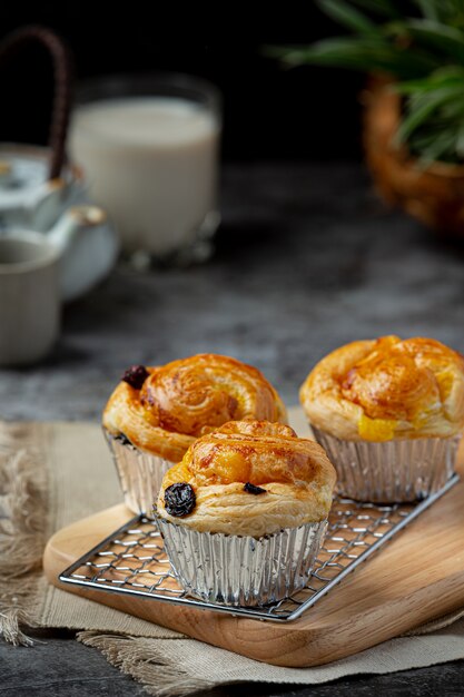 Pan danés fresco con leche y fruta, arándanos, salsa de cerezas servido con leche.