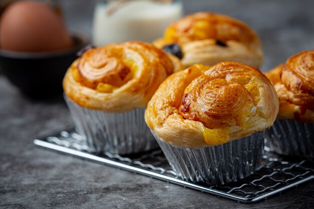 Pan danés fresco con leche y fruta, arándanos, salsa de cerezas servido con leche.