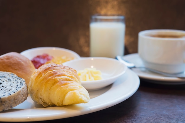 Foto gratuita pan de desayuno con leche y café.