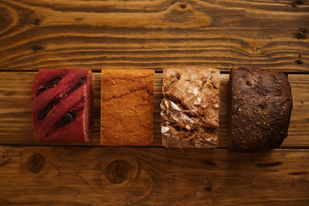Pan de diferentes piezas de panes caseros mixtos presentados en mesa rústica como muestras para la venta de boniato