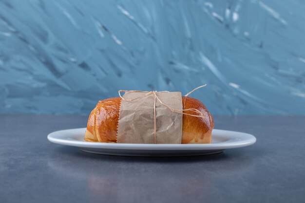 Pan dulce en un plato sobre la mesa de mármol.