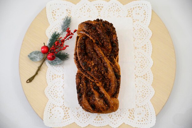 Pan dulce rumano rústico festivo con canela Una rama de Navidad al lado