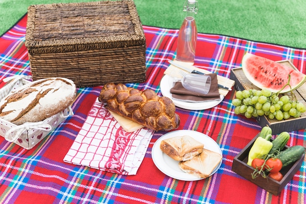 Foto gratuita pan fresco con frutas jugosas al aire libre.