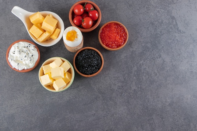 Pan frito con huevos duros y tomates cherry rojos frescos.