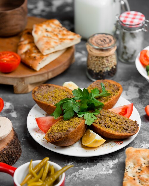 Pan frito relleno de carne picada y tomate