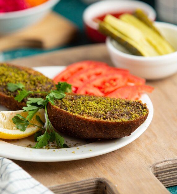 Pan frito con verduras frescas