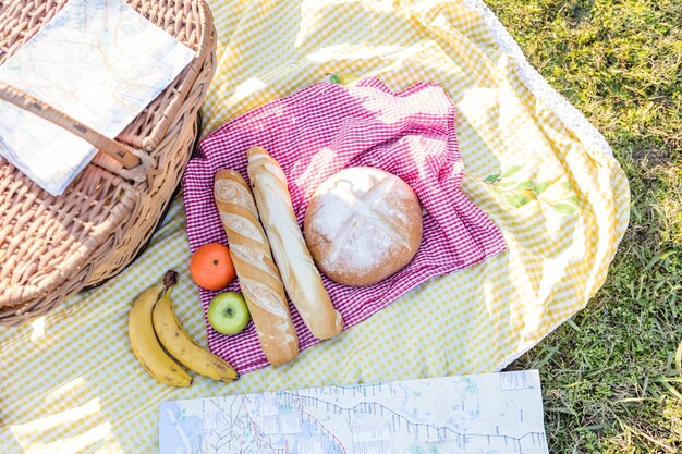 Pan y fruta para almorzar