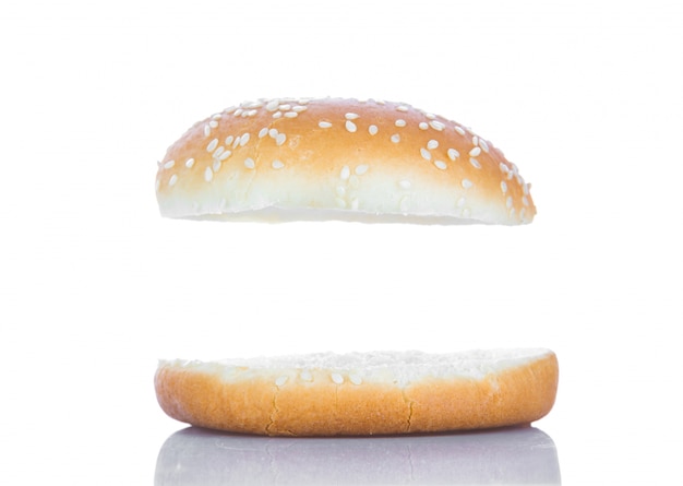 Foto gratuita pan de hamburguesa con un espacio blanco