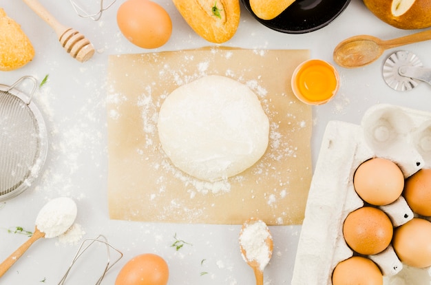 Pan hecho a mano con ingredientes y utensilios de cocina