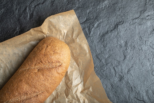 Pan de hogaza británico Baton sobre papel.