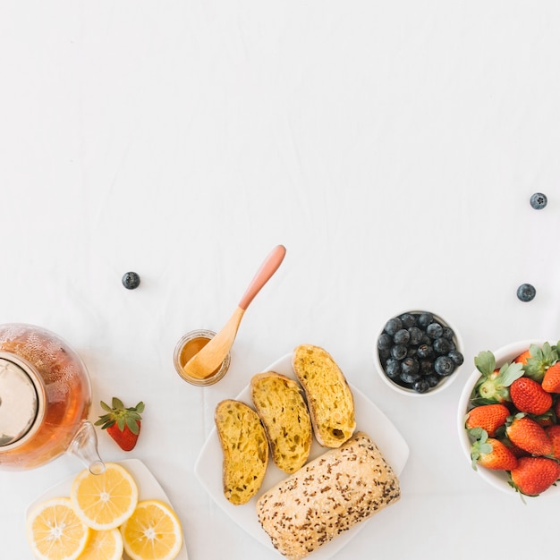 Pan horneado con frutas frescas saludables sobre fondo blanco