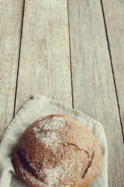 Pan horneado en una mesa