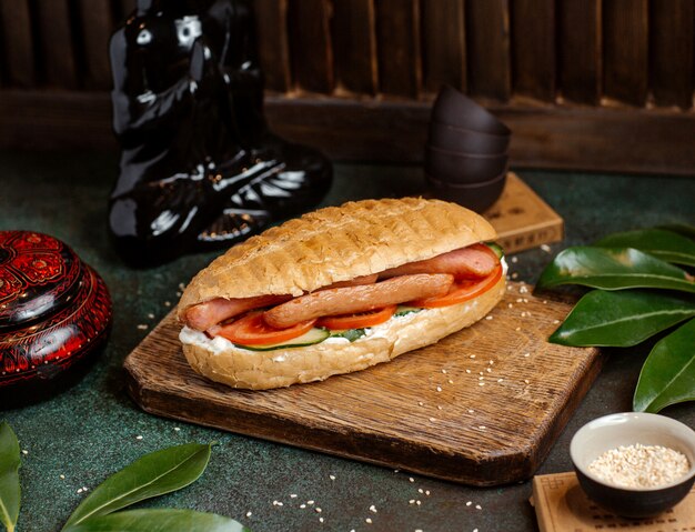 Pan de Hot Dog relleno de salchichas, tomate, pepino y mayonesa