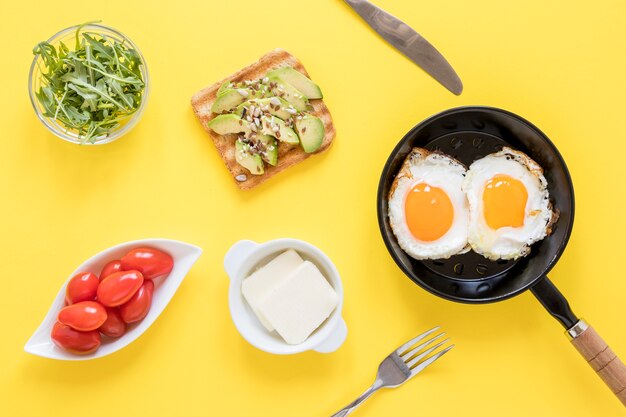 Pan con huevos fritos y tostadas para el desayuno en la mesa