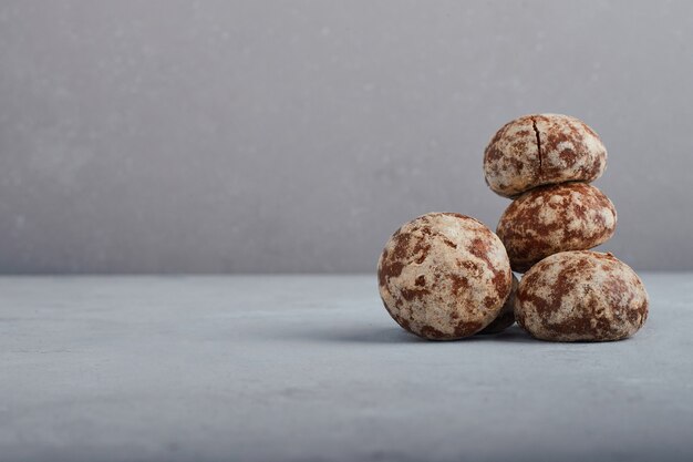 Pan de jengibre de cacao aislado sobre fondo gris.