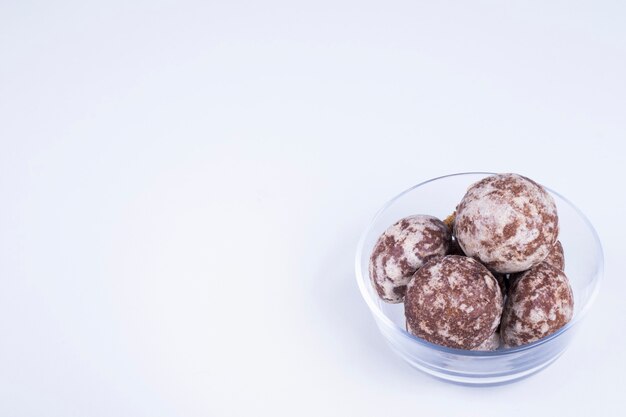 Pan de jengibre con cacao en un vaso sobre blanco, vista de ángulo