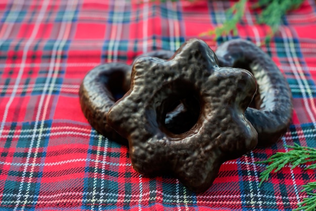 Foto gratuita pan de jengibre de chocolate tradicional alemán de navidad primer plano enfoque selectivo lebkuchen con especias