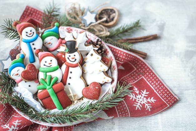 Pan de jengibre festivo de año nuevo en un plato con decoración.