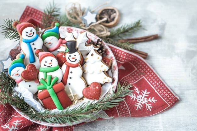 Pan de jengibre festivo de año nuevo en un plato con decoración.