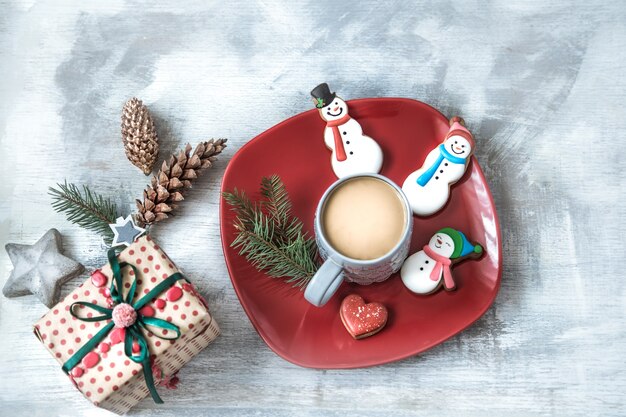 Pan de jengibre festivo de año nuevo en un plato con decoración.