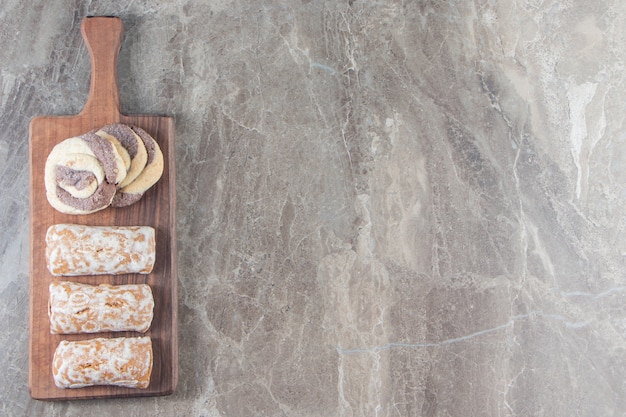 Pan de jengibre y galletas caseras en una placa de mármol.